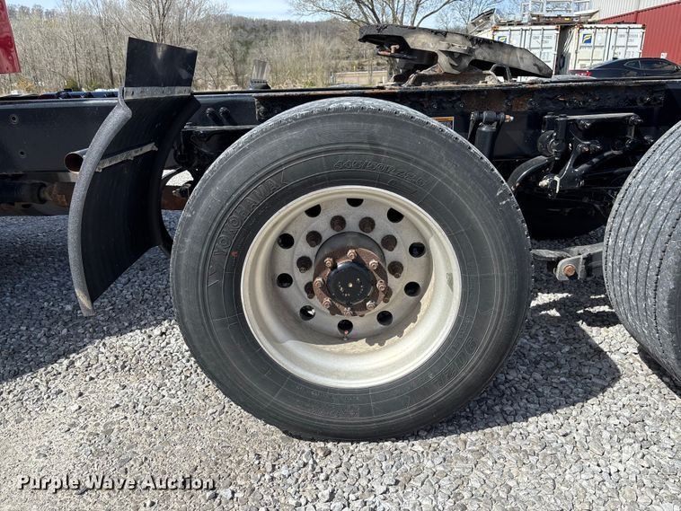 image for item FB3268 2019 Peterbilt 579 semi truck