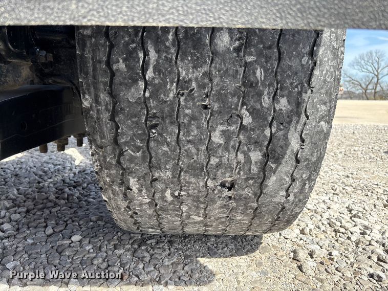 image for item FB3268 2019 Peterbilt 579 semi truck