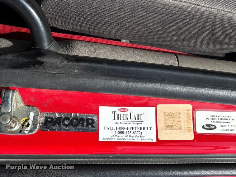 image for item FB3268 2019 Peterbilt 579 semi truck