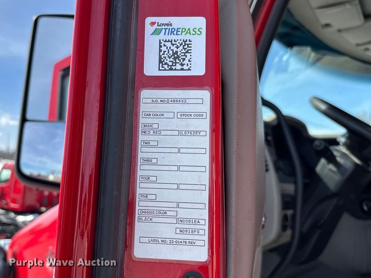 image for item FB3268 2019 Peterbilt 579 semi truck