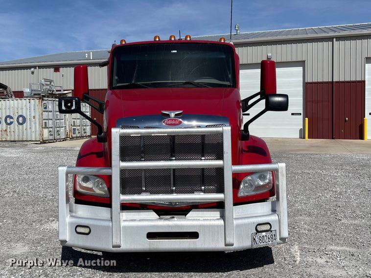 image for item FB3269 2017 Peterbilt 579 semi truck
