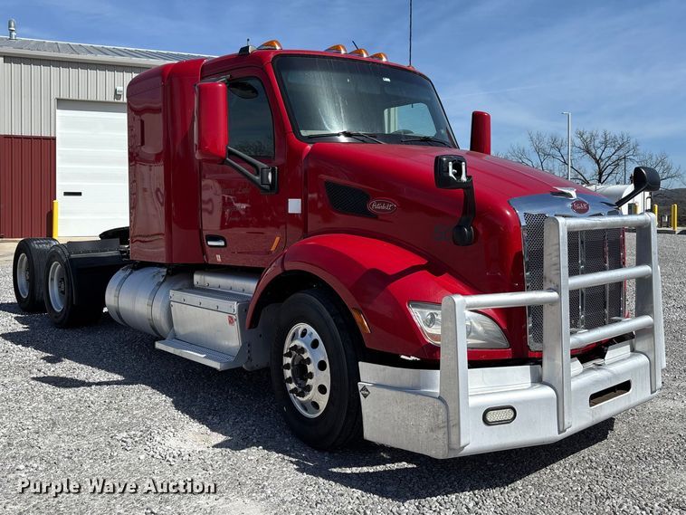image for item FB3269 2017 Peterbilt 579 semi truck