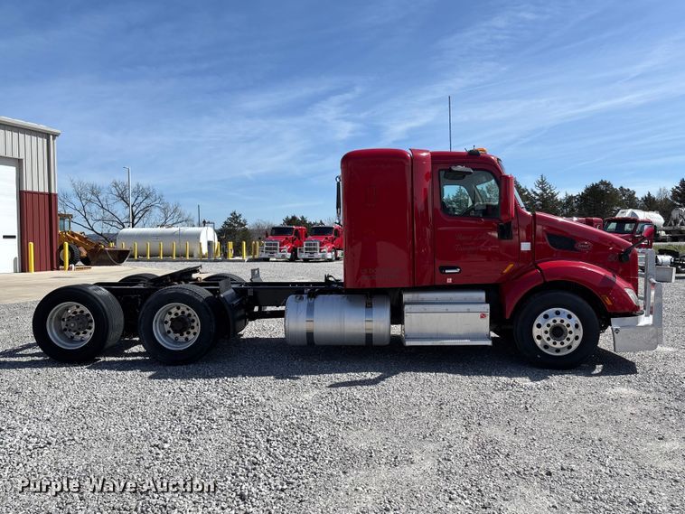 image for item FB3269 2017 Peterbilt 579 semi truck