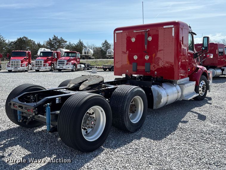 image for item FB3269 2017 Peterbilt 579 semi truck