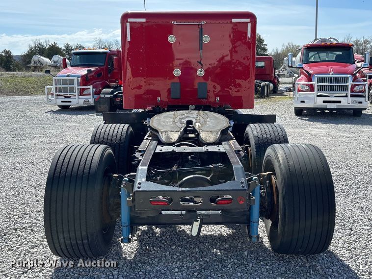 image for item FB3269 2017 Peterbilt 579 semi truck