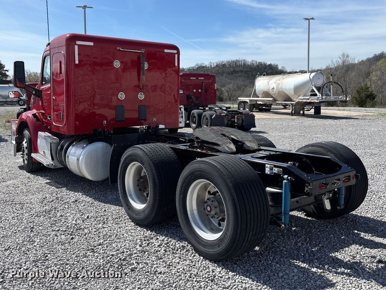 image for item FB3269 2017 Peterbilt 579 semi truck