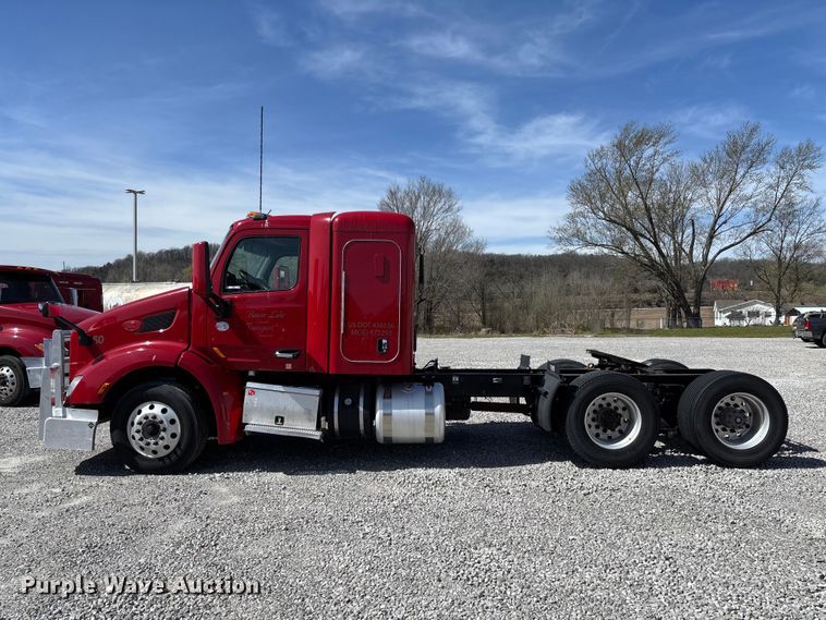 image for item FB3269 2017 Peterbilt 579 semi truck