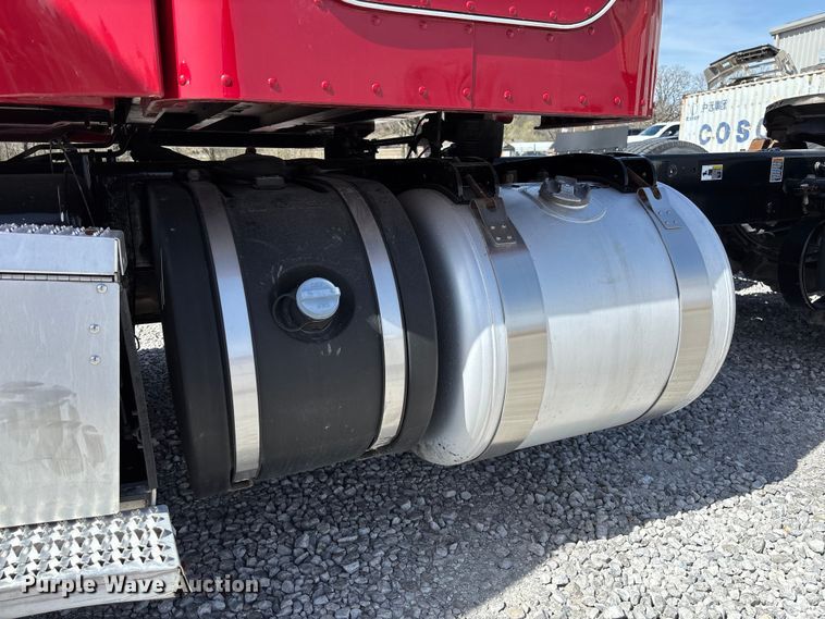 image for item FB3269 2017 Peterbilt 579 semi truck