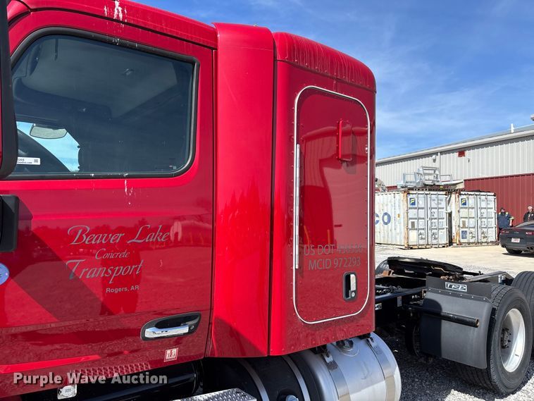 image for item FB3269 2017 Peterbilt 579 semi truck