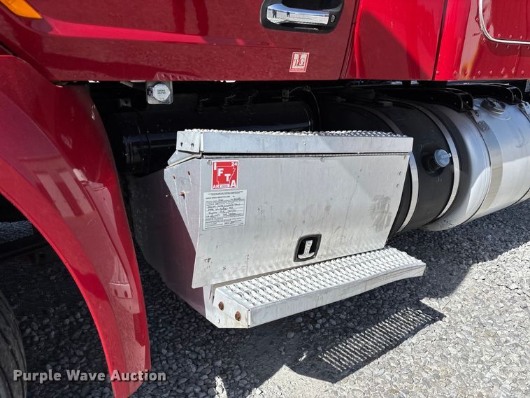 image for item FB3269 2017 Peterbilt 579 semi truck