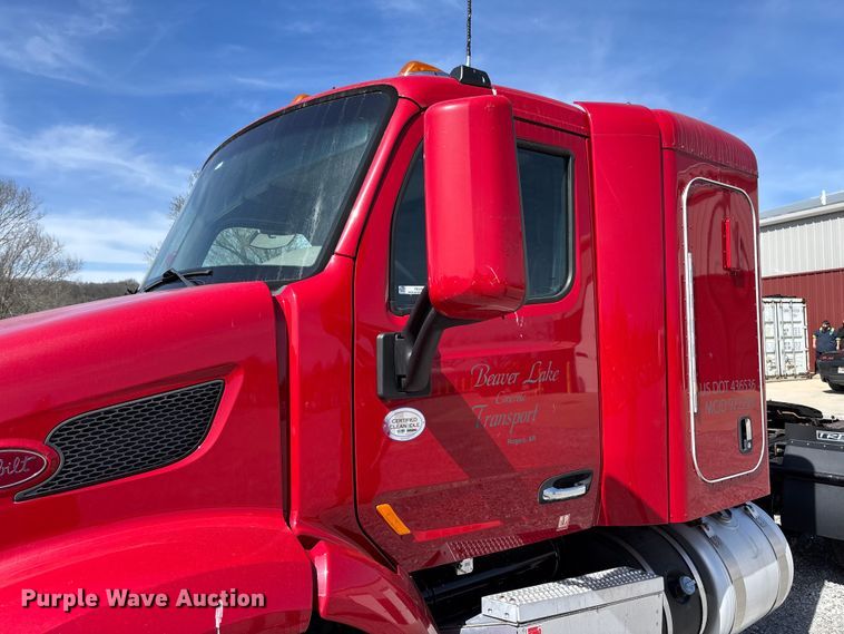 image for item FB3269 2017 Peterbilt 579 semi truck