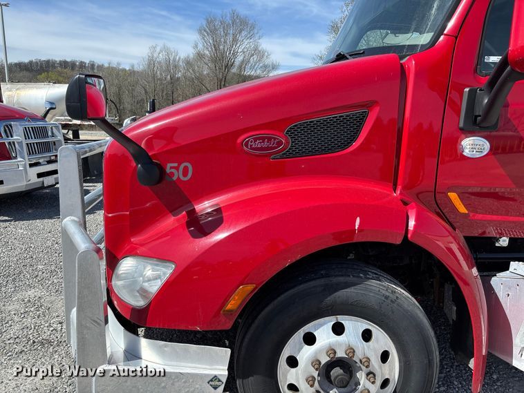 image for item FB3269 2017 Peterbilt 579 semi truck