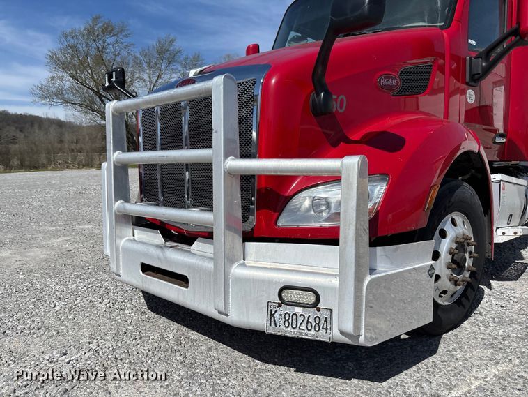 image for item FB3269 2017 Peterbilt 579 semi truck