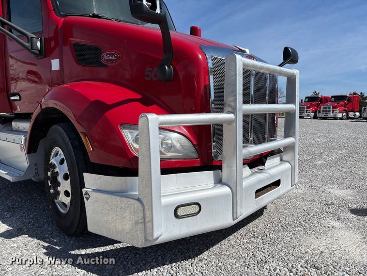 image for item FB3269 2017 Peterbilt 579 semi truck
