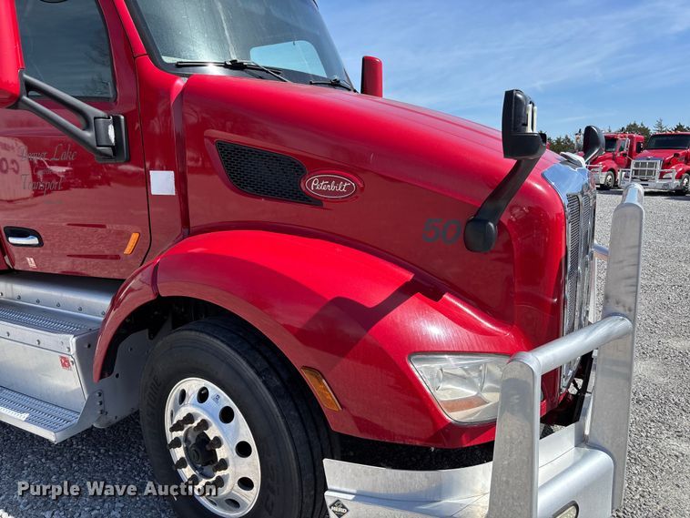 image for item FB3269 2017 Peterbilt 579 semi truck