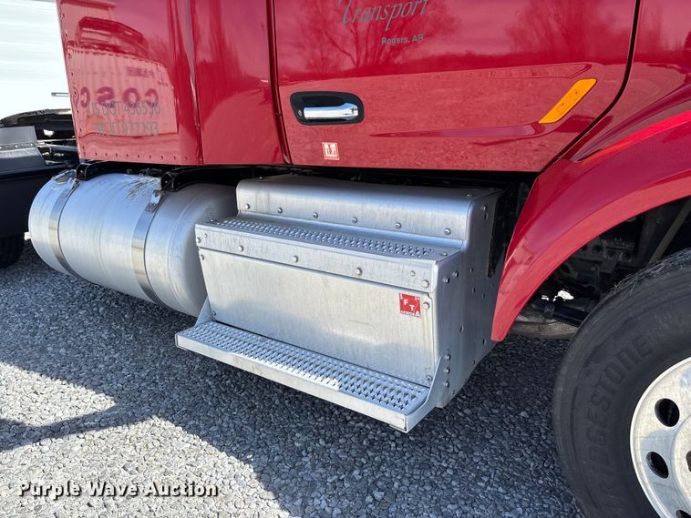 image for item FB3269 2017 Peterbilt 579 semi truck