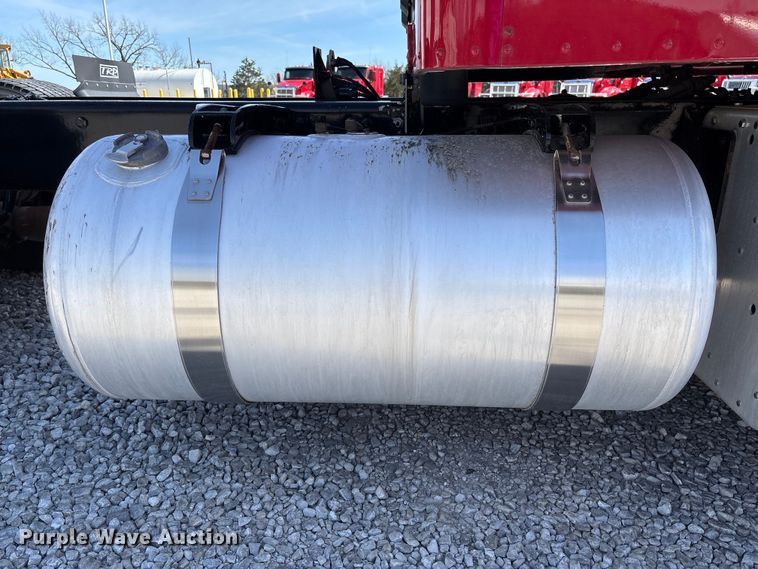 image for item FB3269 2017 Peterbilt 579 semi truck