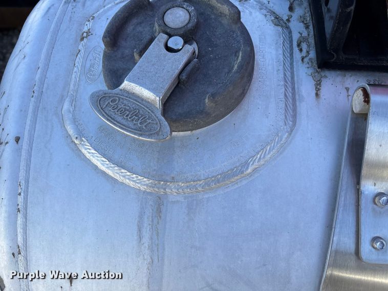 image for item FB3269 2017 Peterbilt 579 semi truck