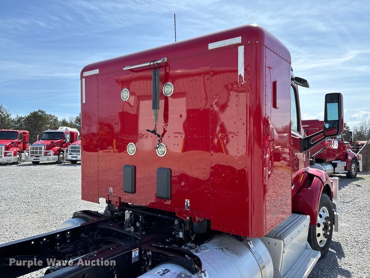 image for item FB3269 2017 Peterbilt 579 semi truck