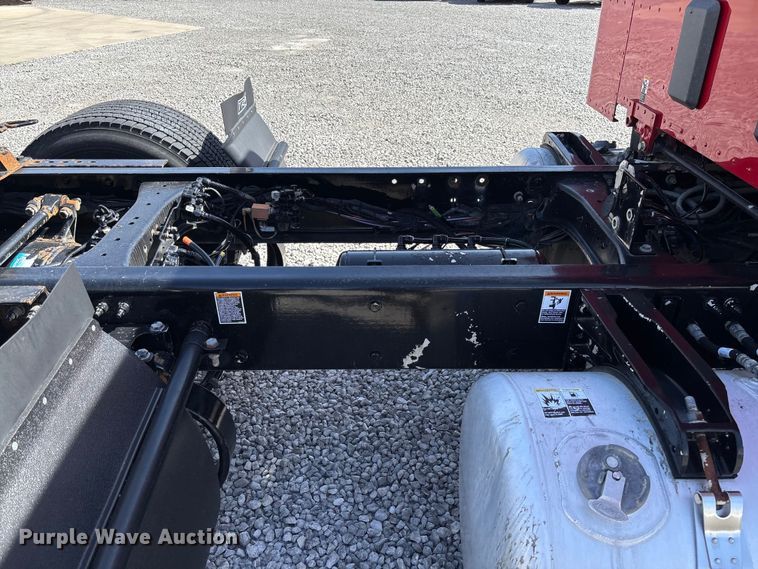 image for item FB3269 2017 Peterbilt 579 semi truck