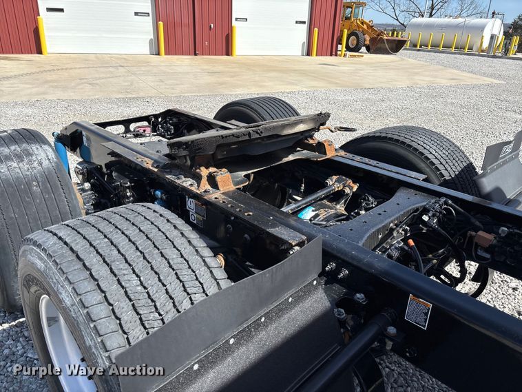 image for item FB3269 2017 Peterbilt 579 semi truck