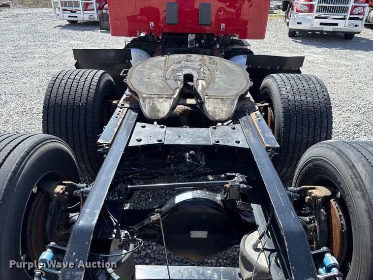 image for item FB3269 2017 Peterbilt 579 semi truck