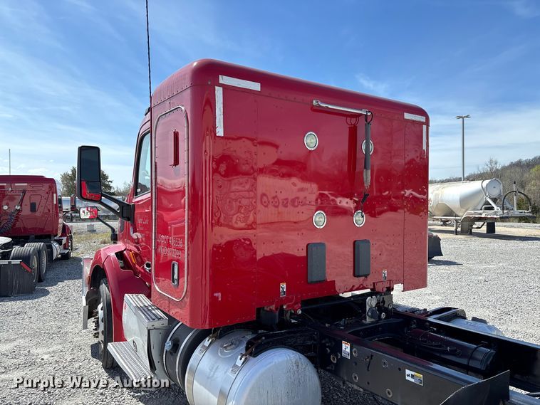 image for item FB3269 2017 Peterbilt 579 semi truck