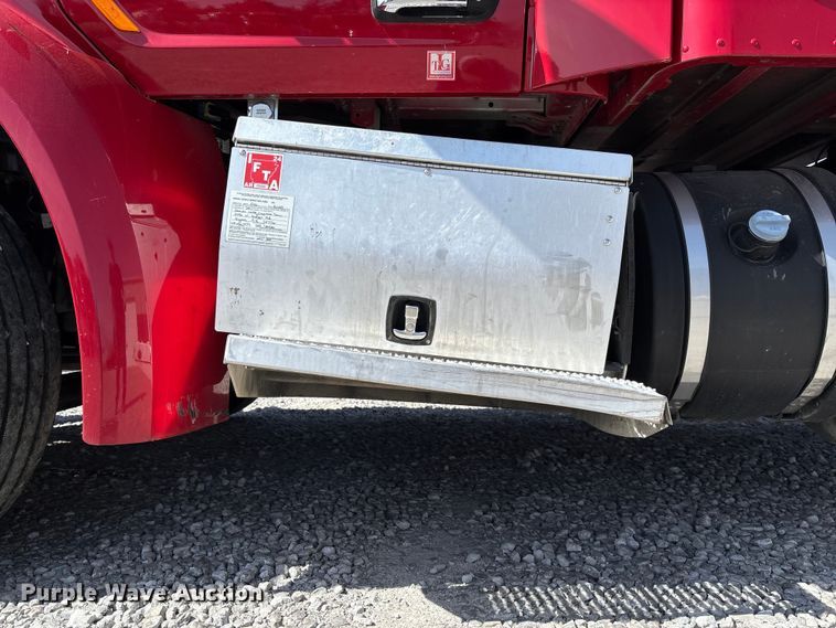 image for item FB3269 2017 Peterbilt 579 semi truck