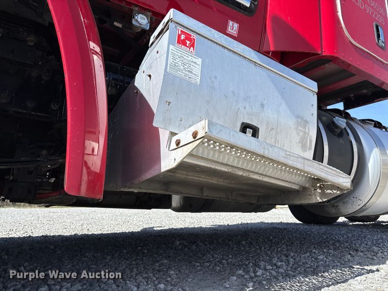 image for item FB3269 2017 Peterbilt 579 semi truck