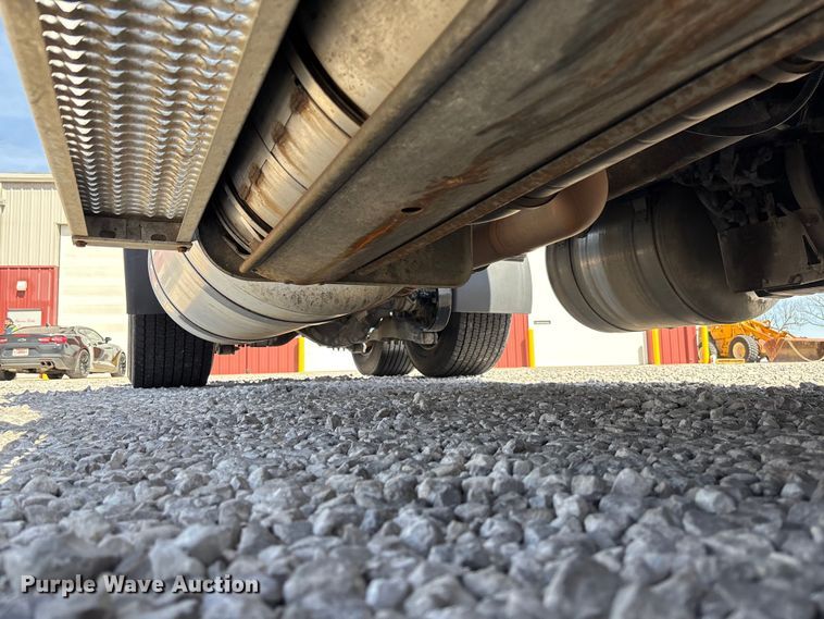 image for item FB3269 2017 Peterbilt 579 semi truck