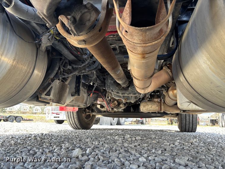 image for item FB3269 2017 Peterbilt 579 semi truck