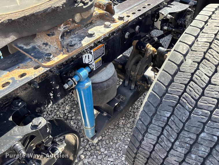 image for item FB3269 2017 Peterbilt 579 semi truck