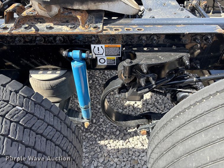 image for item FB3269 2017 Peterbilt 579 semi truck