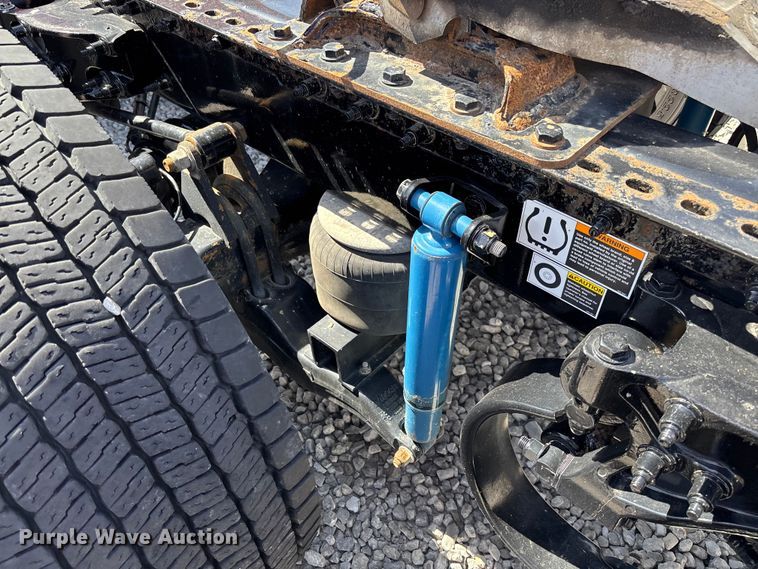 image for item FB3269 2017 Peterbilt 579 semi truck