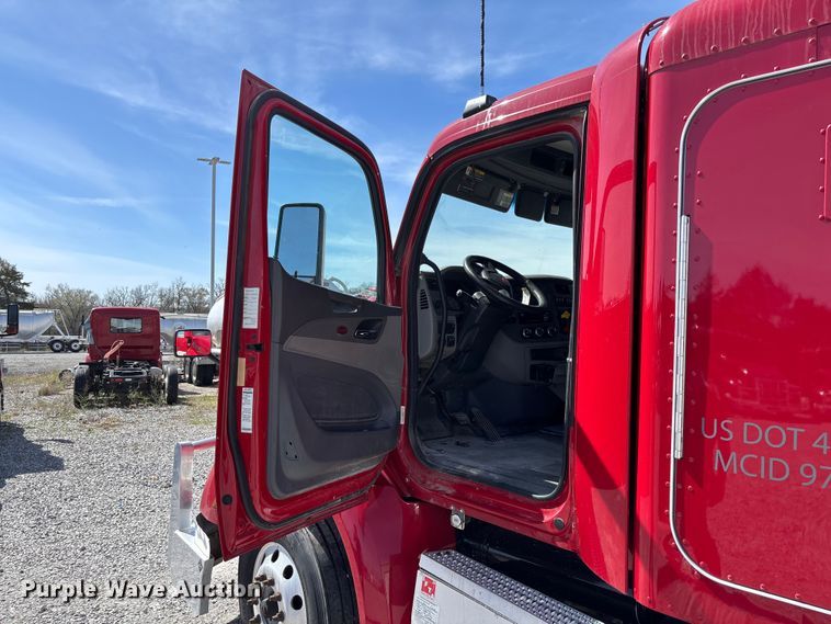 image for item FB3269 2017 Peterbilt 579 semi truck