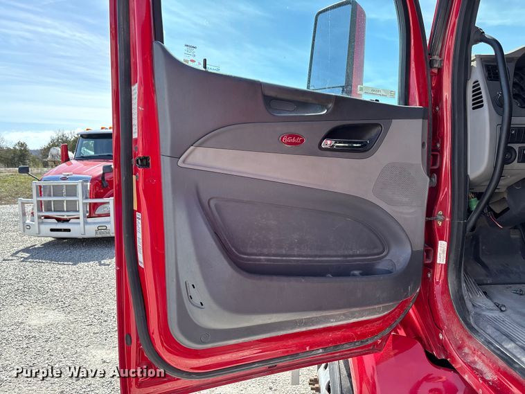 image for item FB3269 2017 Peterbilt 579 semi truck