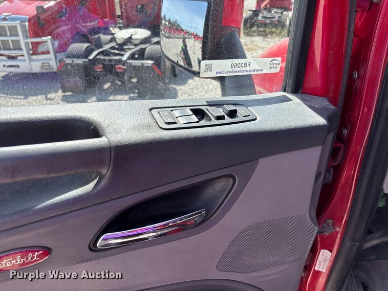 image for item FB3269 2017 Peterbilt 579 semi truck