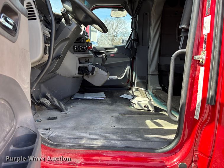 image for item FB3269 2017 Peterbilt 579 semi truck