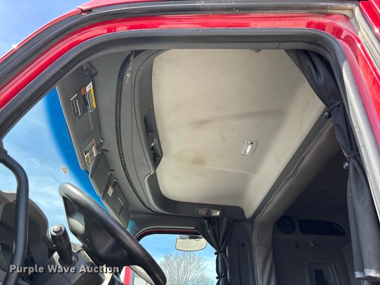 image for item FB3269 2017 Peterbilt 579 semi truck