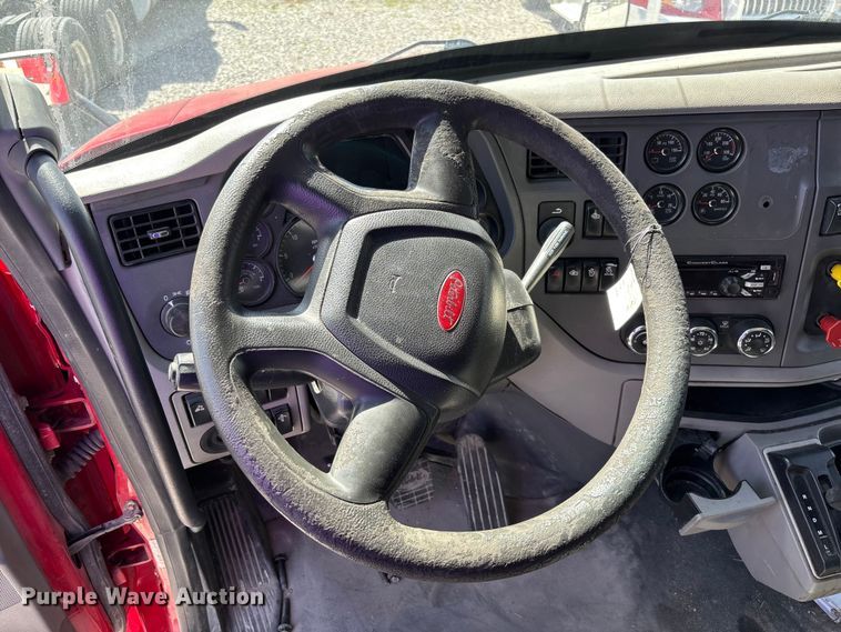 image for item FB3269 2017 Peterbilt 579 semi truck