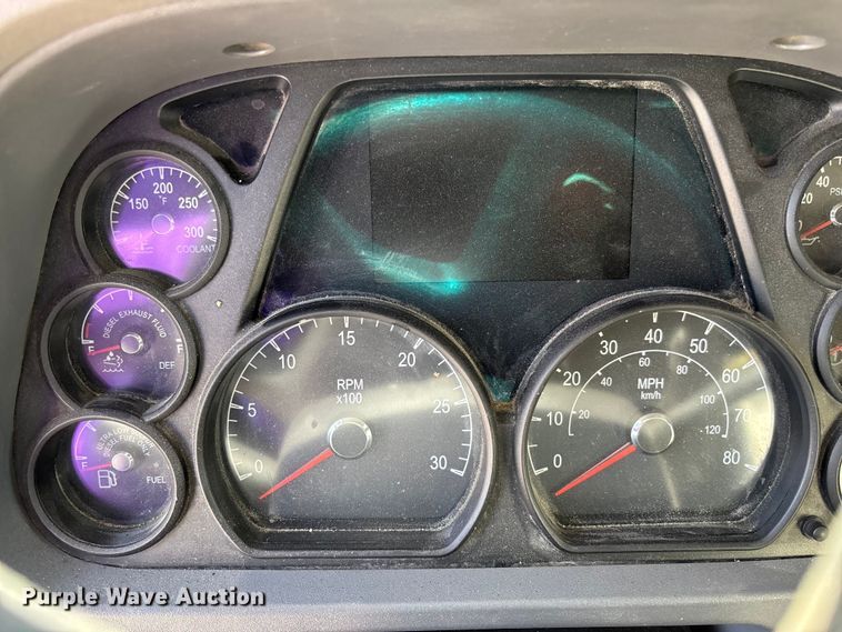 image for item FB3269 2017 Peterbilt 579 semi truck