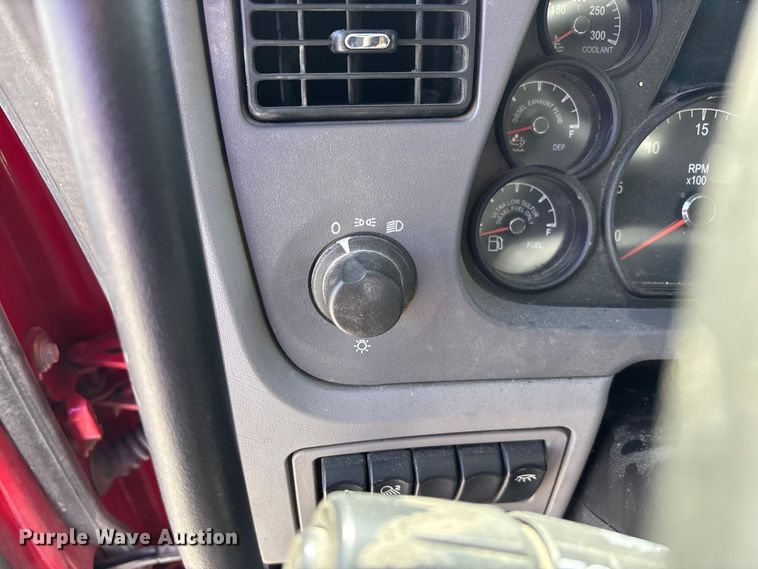 image for item FB3269 2017 Peterbilt 579 semi truck