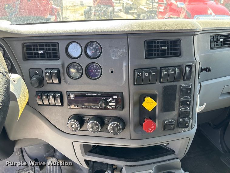 image for item FB3269 2017 Peterbilt 579 semi truck