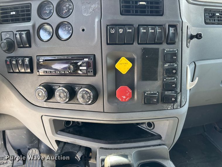 image for item FB3269 2017 Peterbilt 579 semi truck