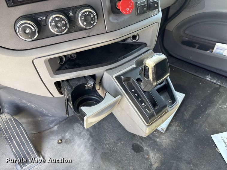 image for item FB3269 2017 Peterbilt 579 semi truck