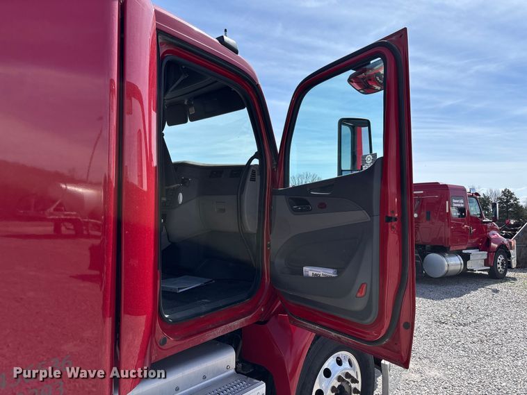 image for item FB3269 2017 Peterbilt 579 semi truck