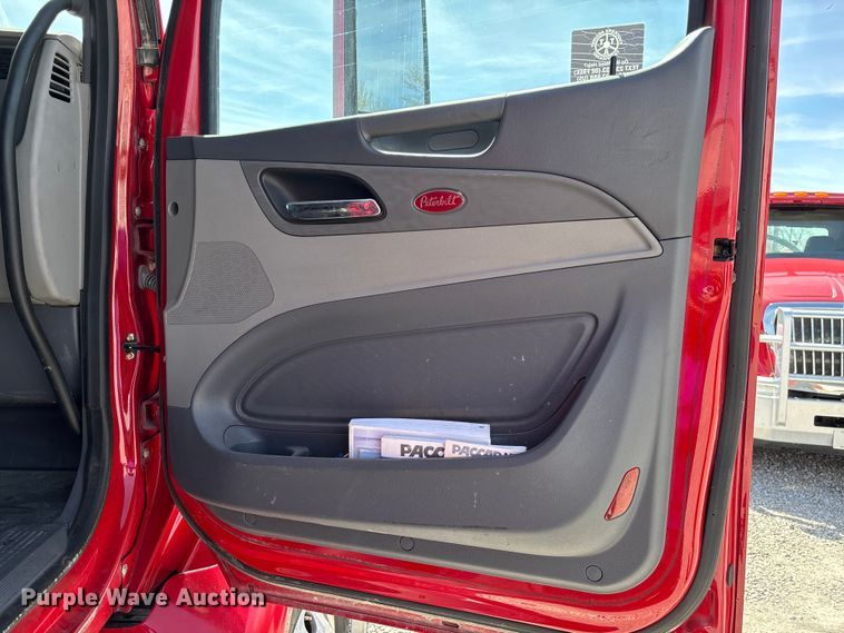 image for item FB3269 2017 Peterbilt 579 semi truck