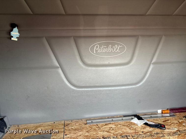 image for item FB3269 2017 Peterbilt 579 semi truck