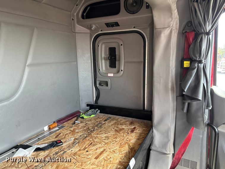 image for item FB3269 2017 Peterbilt 579 semi truck