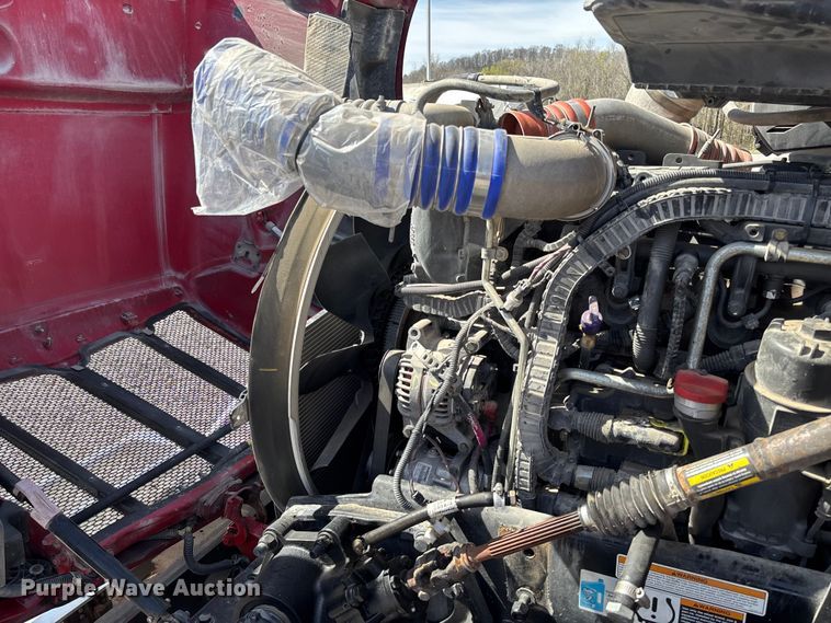 image for item FB3269 2017 Peterbilt 579 semi truck